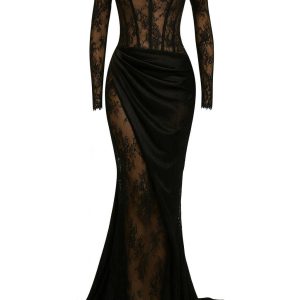 Вечернее кружевное платье с открытыми плечами и драпировкой